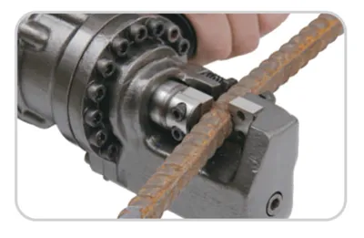 Qual è la capacità di carico del piano di lavoro di una piegatrice idraulica?